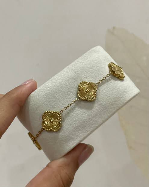 Elegant Stainless Steel Golden Clover Bracelet